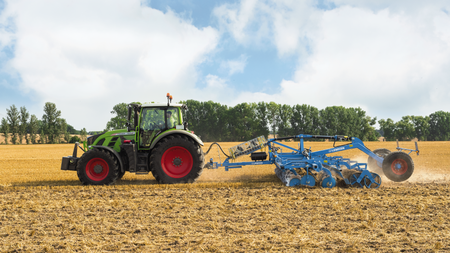 Fendt traktor 700 Vario på mark - TBS