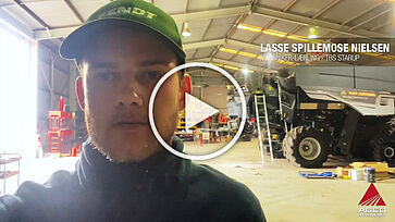 Lærling taler om tur til Australien. Afspilnings icon foran for at vise, det er en video