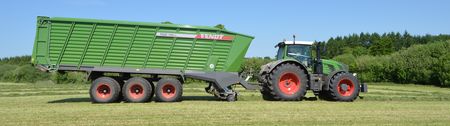 Fendt opsamlervogn samler ensilage og hø, snittevognen opsamler på en mark | TBS Maskinpower