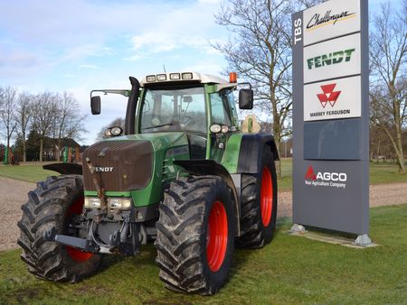Fendt traktor og skilt ved TBS Maskinpower