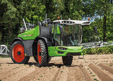 Fendt Rogator er i gang med at vende på mark