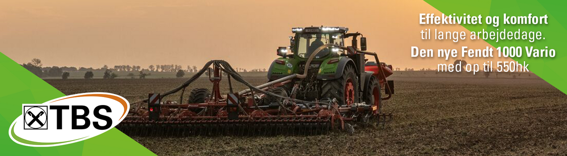 Fendt 1000 Vario, der kører og harver mark i solnedgang