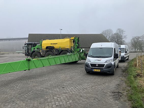 TBS serviceteknikere laver sprøjtesyn på selvkørende Dammann sprøjte