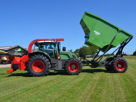 Fendt traktor på grønt græs, med vogn og flishugger | TBS Maskinpower