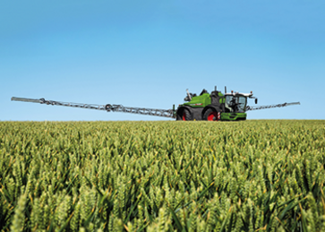 Fendt Rogator sprøjter på mark med bomme slået fuldt ud