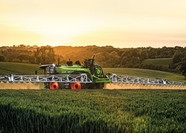 Fendt Rogator sprøjter på mark ved solnedgang