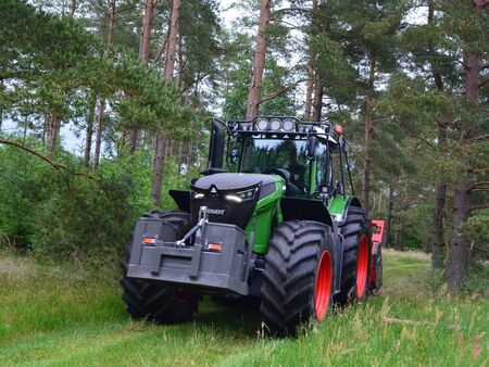 Fendt skovtraktor i skov - TBS