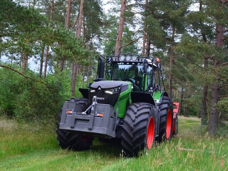 Fendt skovtraktor i skov - TBS