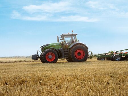 Fendt traktor på mark | TBS Maskinpower