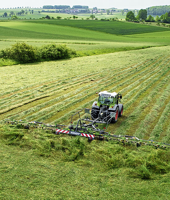 Fendt traktor vender græs med Fendt Twister på græsmark