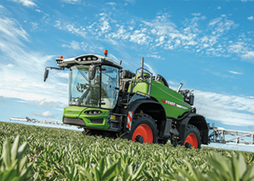 Fendt Rogator kører og sprøjter på mark