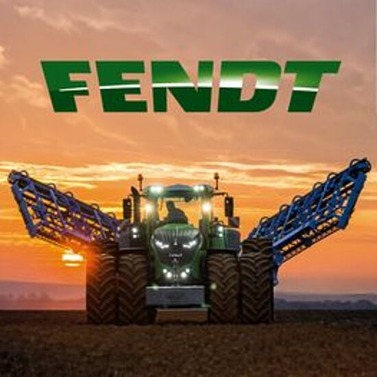Fendt med sprøjte i solnedgang med Fendt logo for oven
